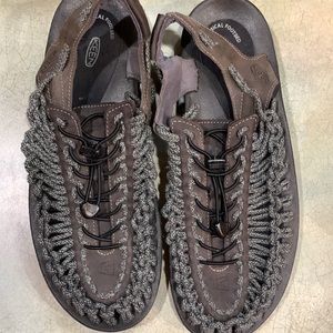 Keen men’s Uneek water sandals like new